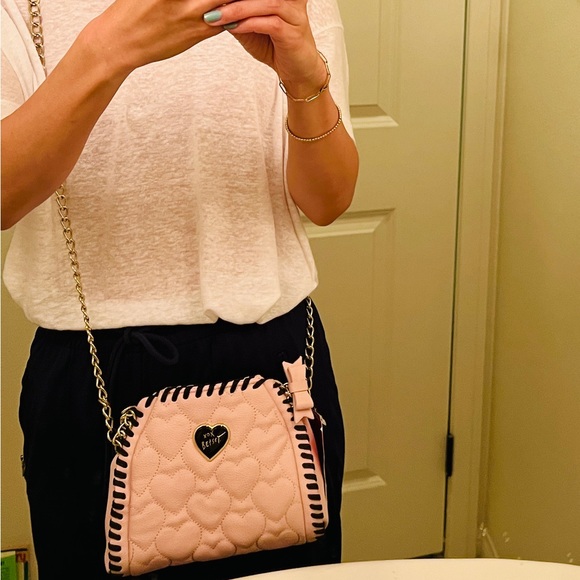 1 Hr! NWT Betsey Johnson quilted heart crossbody - Picture 9 of 10